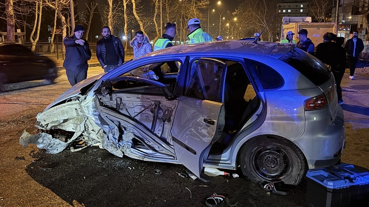 Kahramanmaraş'ta Aydınlatma Direğine Çarpan Araçta 3 Yaralı