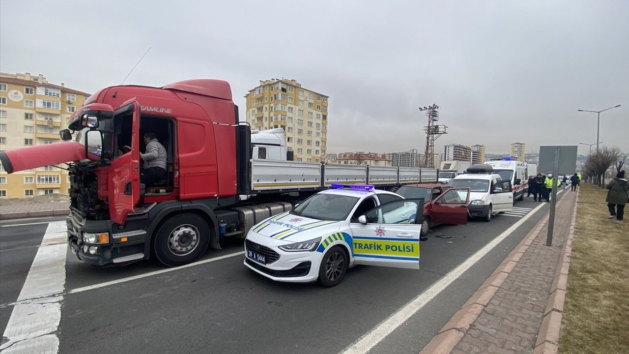 Kayseri'de Zincirleme Trafik Kazası: 2 Yaralı