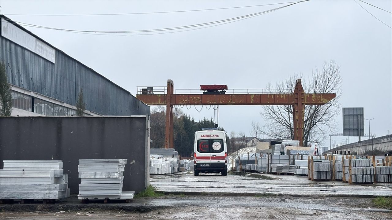 Kocaeli'de Bir İşçi Vinçten Düşerek Hayatını Kaybetti