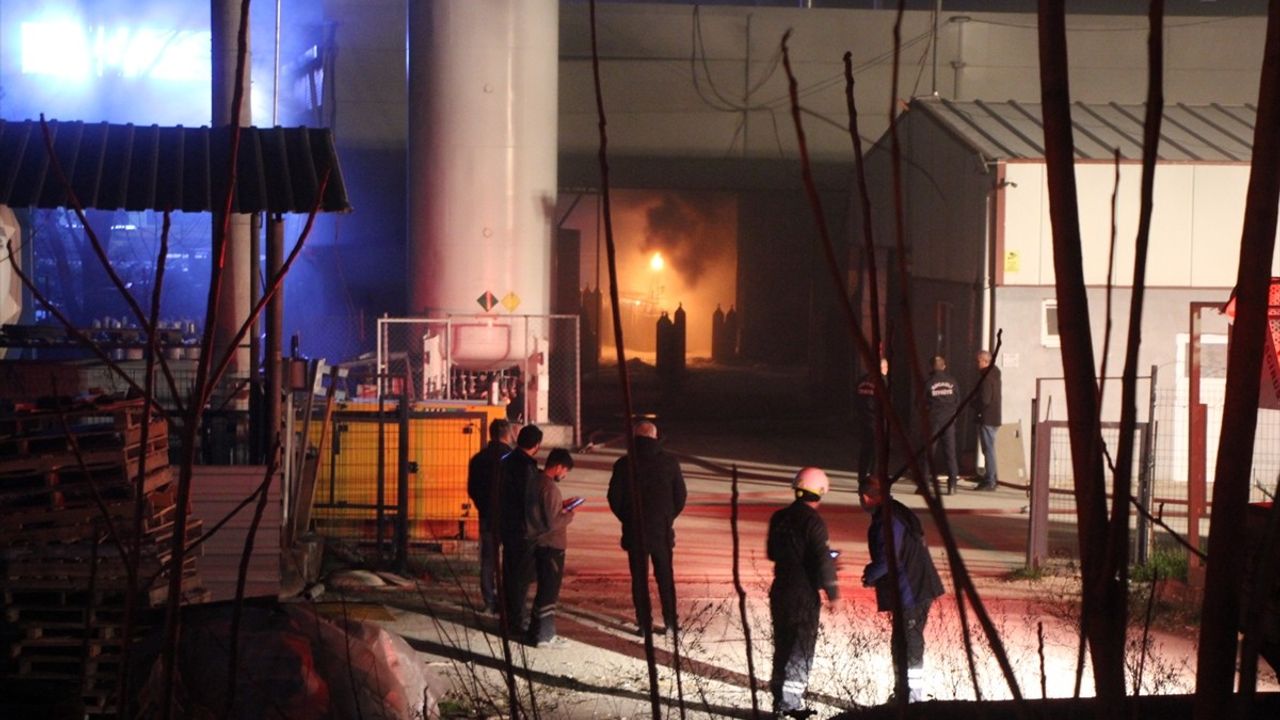 Kocaeli'de Gaz Dolum Tesisinde Yangın Kontrol Altına Alındı