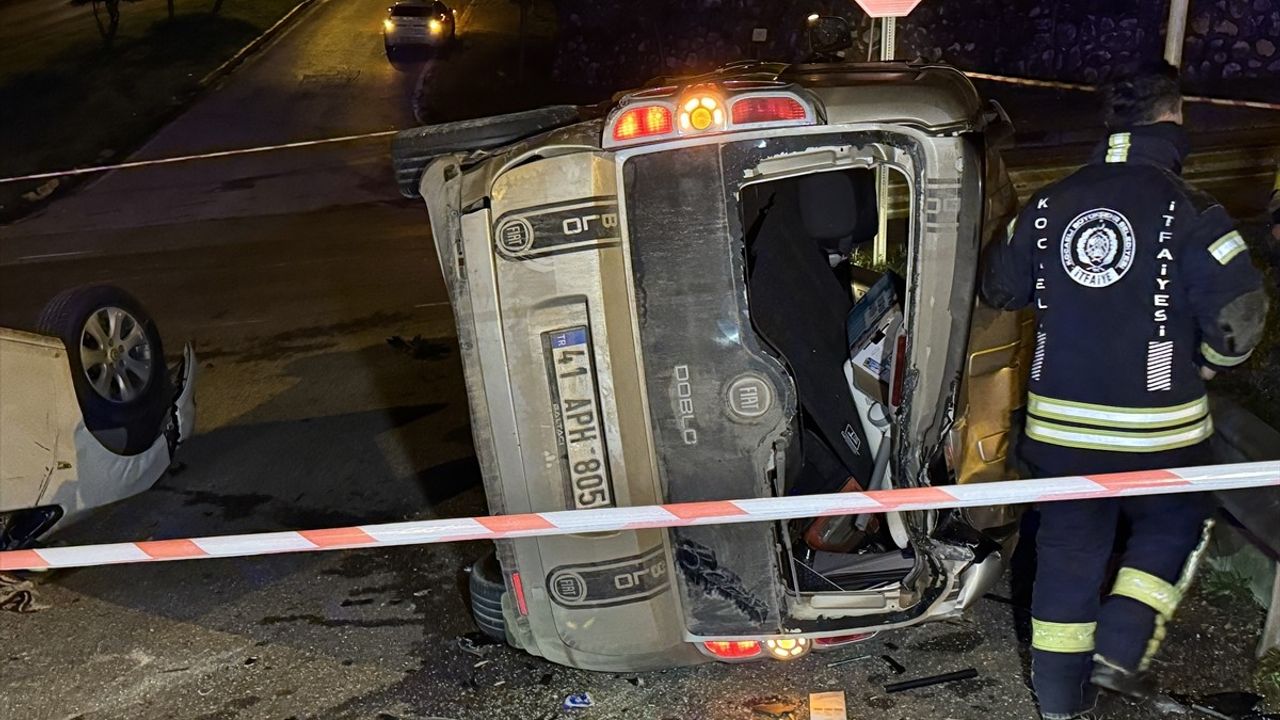 Kocaeli'de Trafik Kazası: 4 Yaralı