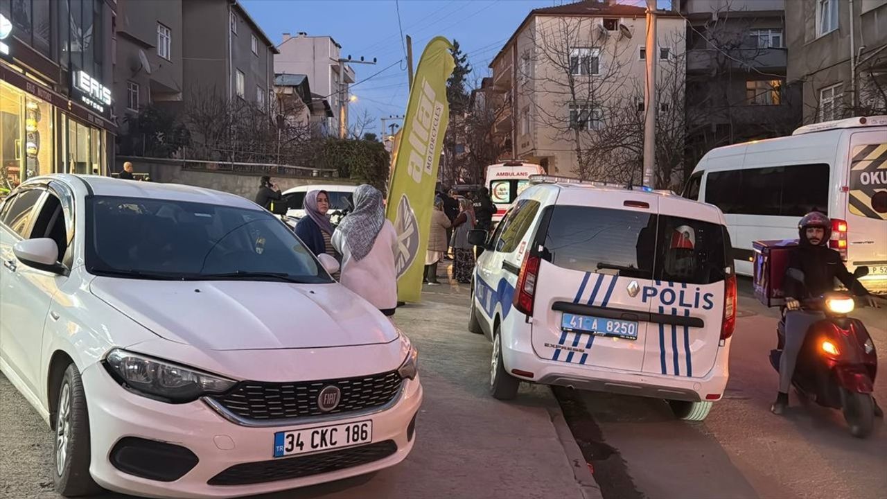 Kocaeli, Gebze'de Otomobilin Çarptığı Çocuk Yaralandı