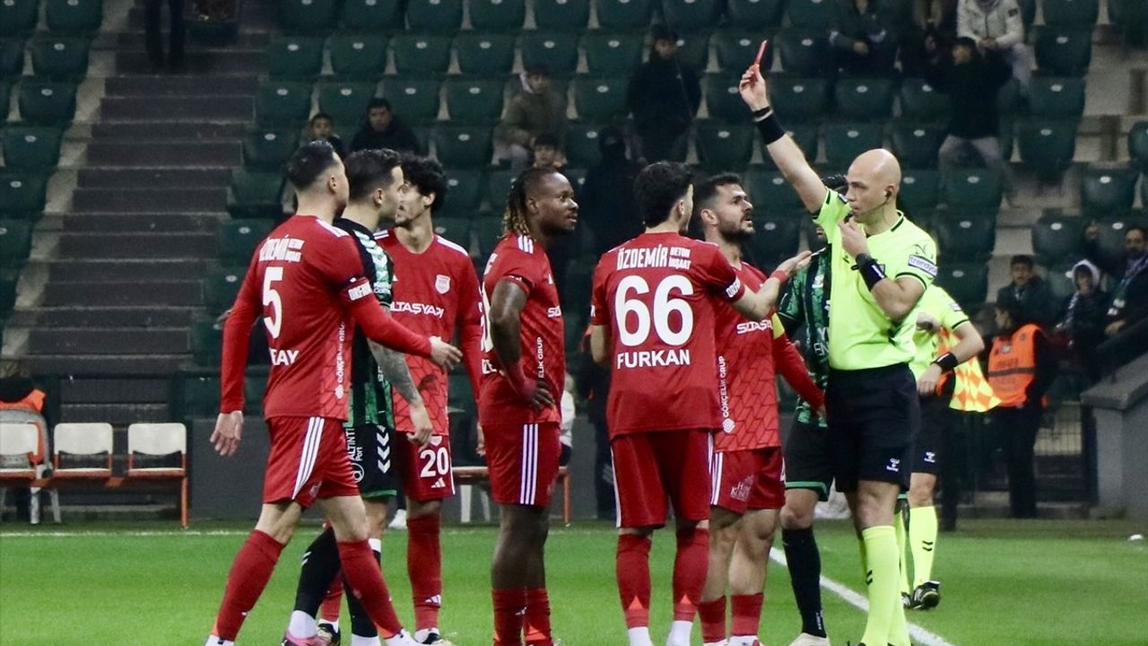 Kocaelispor, Pendikspor'u 3-0 Geçti