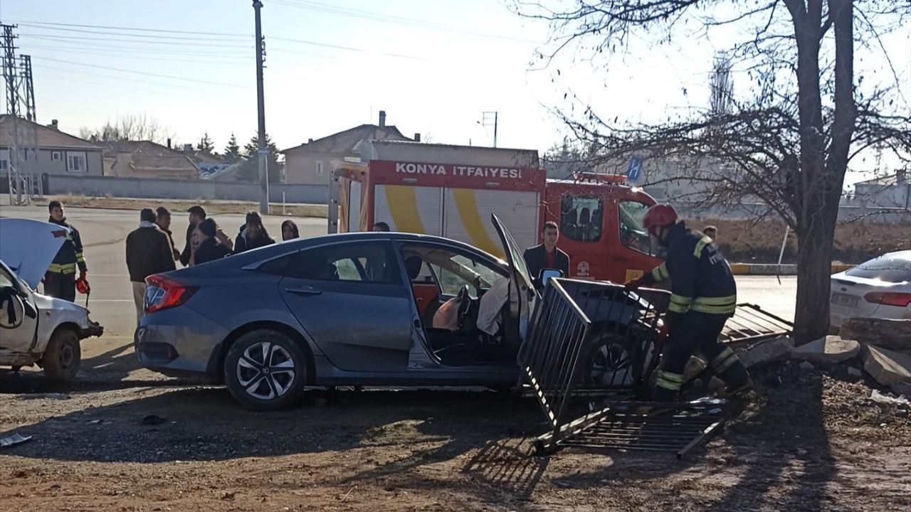 Konya'da Otomobil ve Kamyonet Çarpıştı: 5 Yaralı