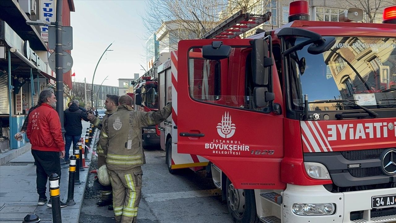 Küçükçekmece'de Elektrik Kontağından Yangın Çıktı