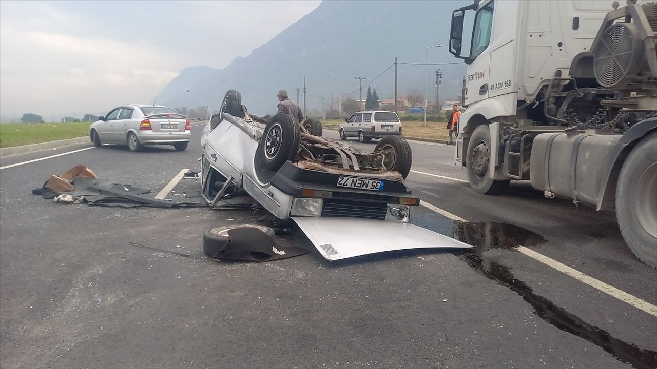 Manisa'da Minibüse Çarpan Otomobil Devrildi: 3 Yaralı