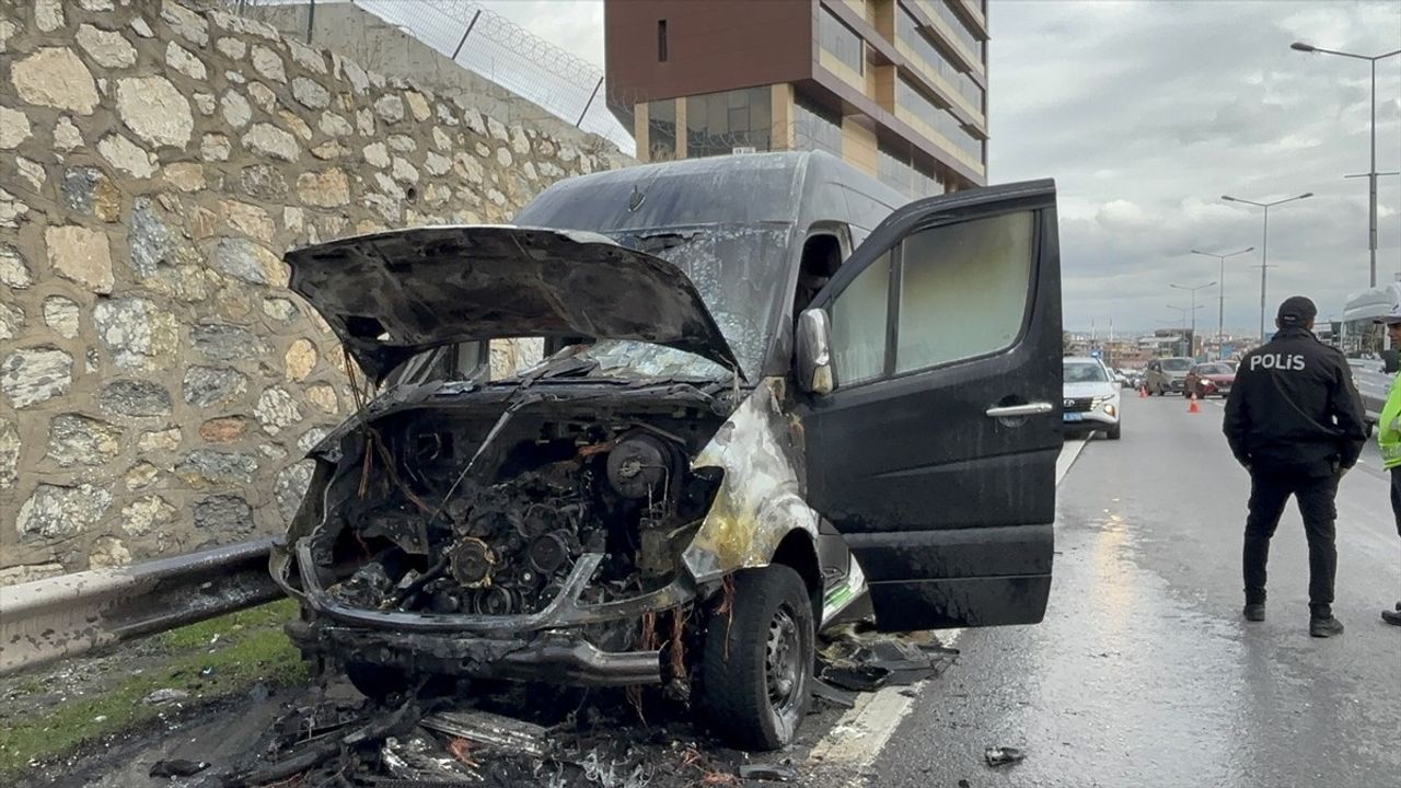 Pendik'te Seyir Halindeki Servis Minibüsü Alev Alev Yandı