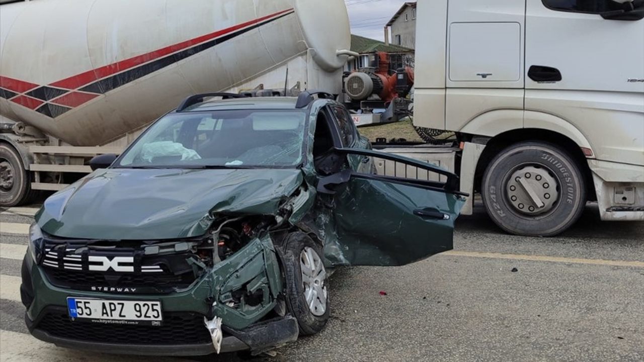 Samsun'da Tır ve Otomobil Kazası: 2 Yaralı