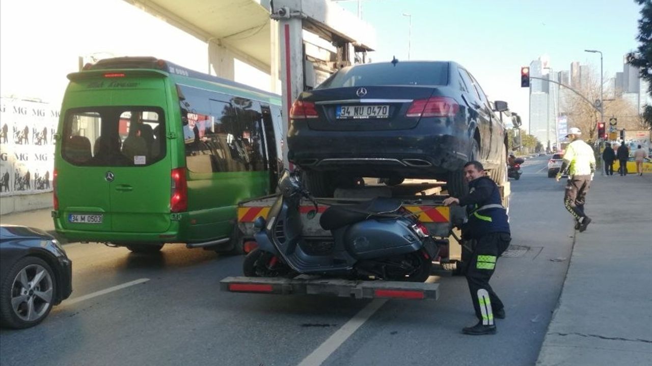 Şişli'de Otomobil Kazası: Motosikletli Ağır Yaralı