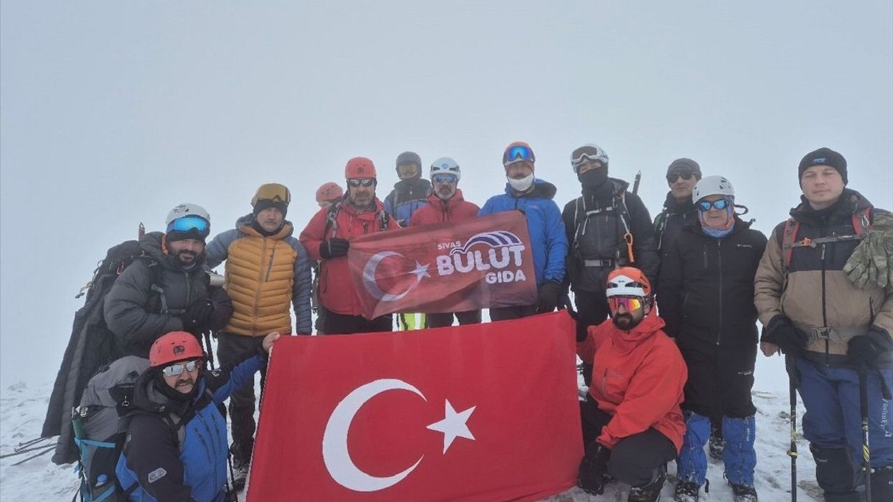 Sivas'ta Dağcılar Zorlu Hava Koşullarında Gürlevik Dağı'na Tırmandı