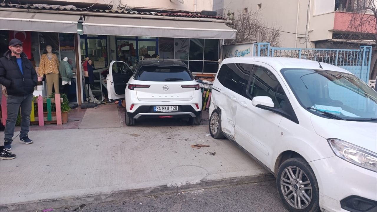 Tekirdağ'da Kontrolden Çıkan Otomobil İşyerine Daldı