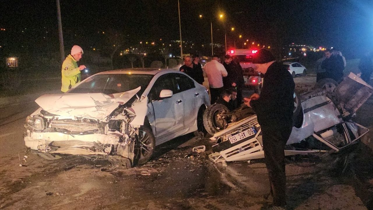 Tokat'ta Trafik Kazası: 3 Yaralı