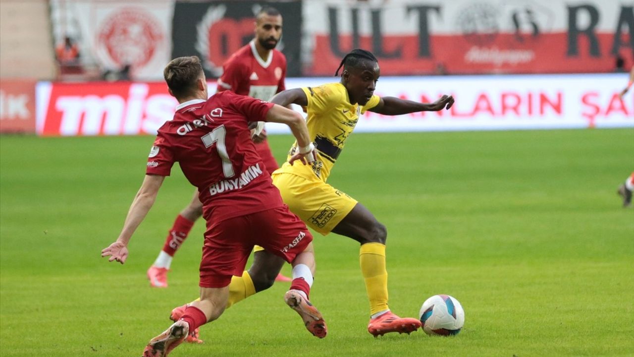 Trendyol Süper Lig: Eyüpspor, Antalyaspor'u İlk Yarıda 3-0 Geçti