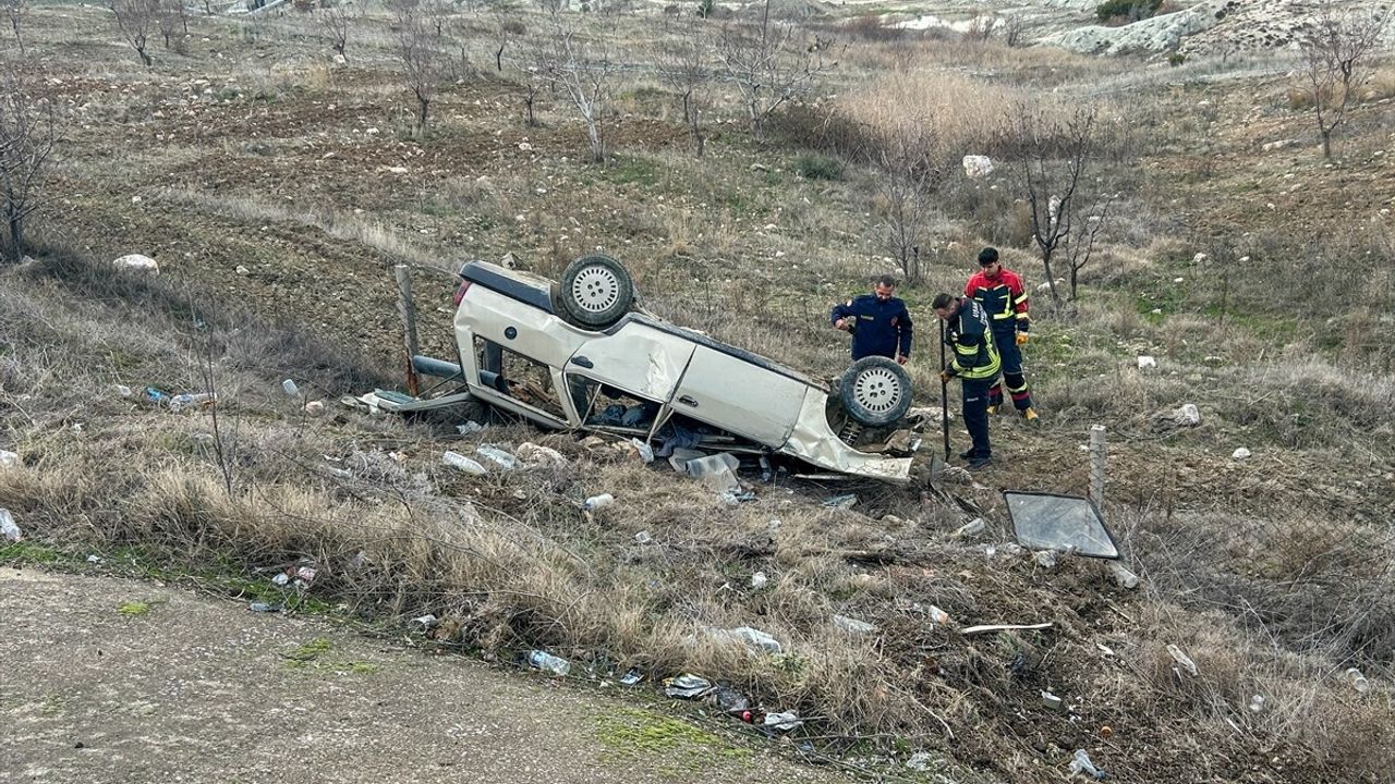 Uşak'ta Tarlaya Devrilen Araçta Sürücü Yaralandı