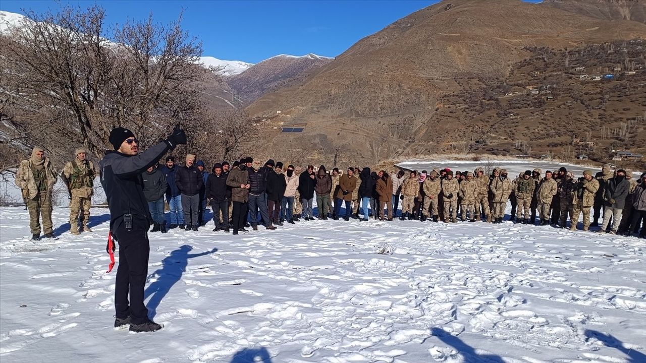 Van'da Güvenlik Korucularına Çığda Arama Kurtarma Eğitimi