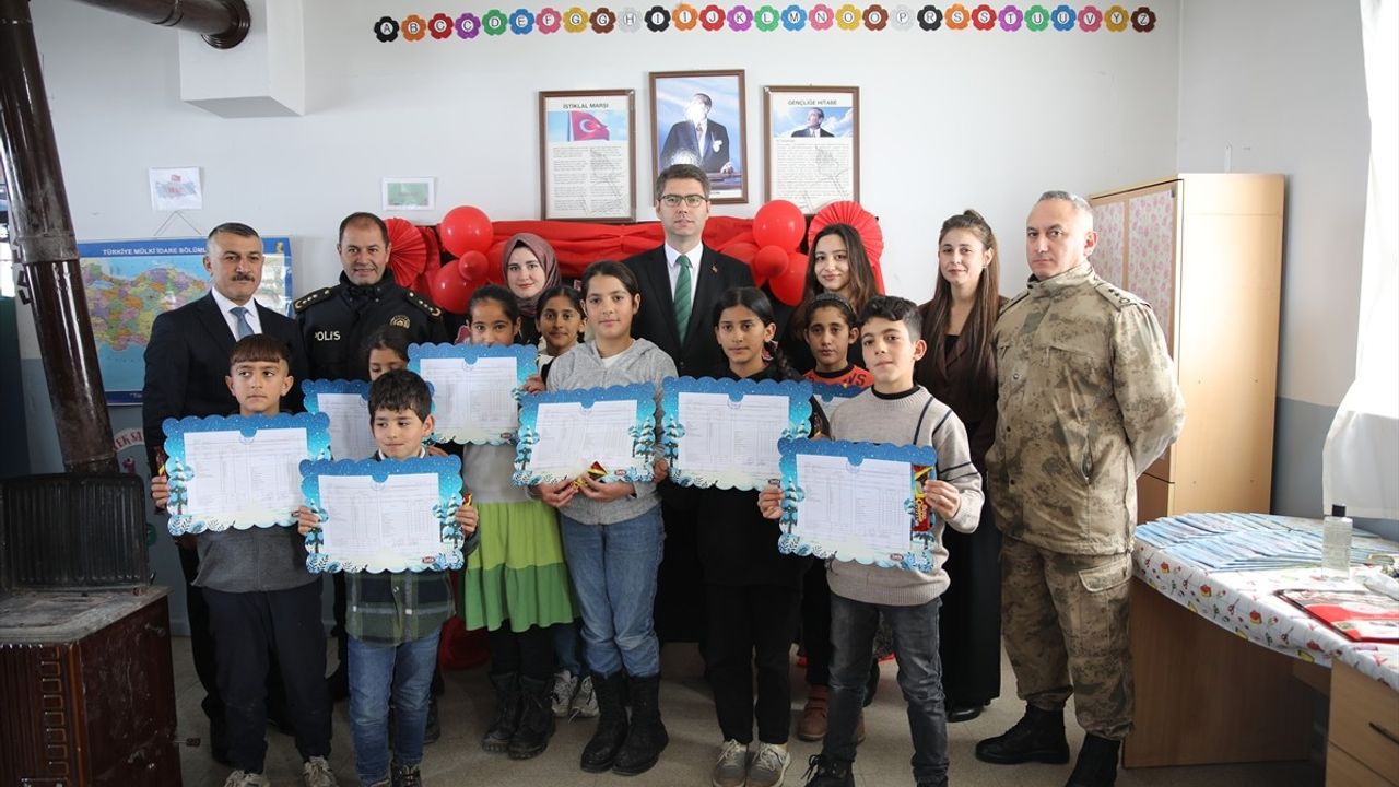 Van'da Öğrenciler Ana Sınıfı Açılışında Karnelerini Aldı