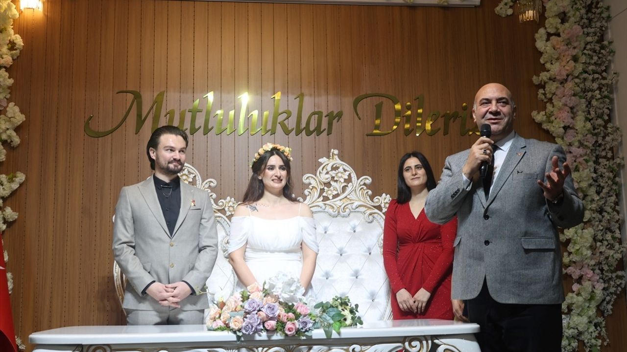 Van'da Öğretmen Çiftin Nikahına Meslektaş Dayanışması