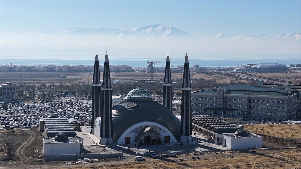 Van'da Tıbbiye Cami ve Külliyesi'nde İlk Cuma Namazı Kılındı