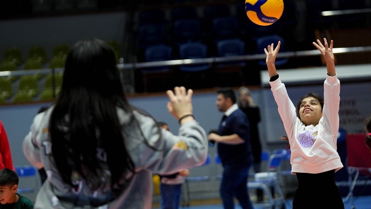 Voleybol Filesi Yapan Öğrenciler Aras Kargo'yu Ziyaret Etti