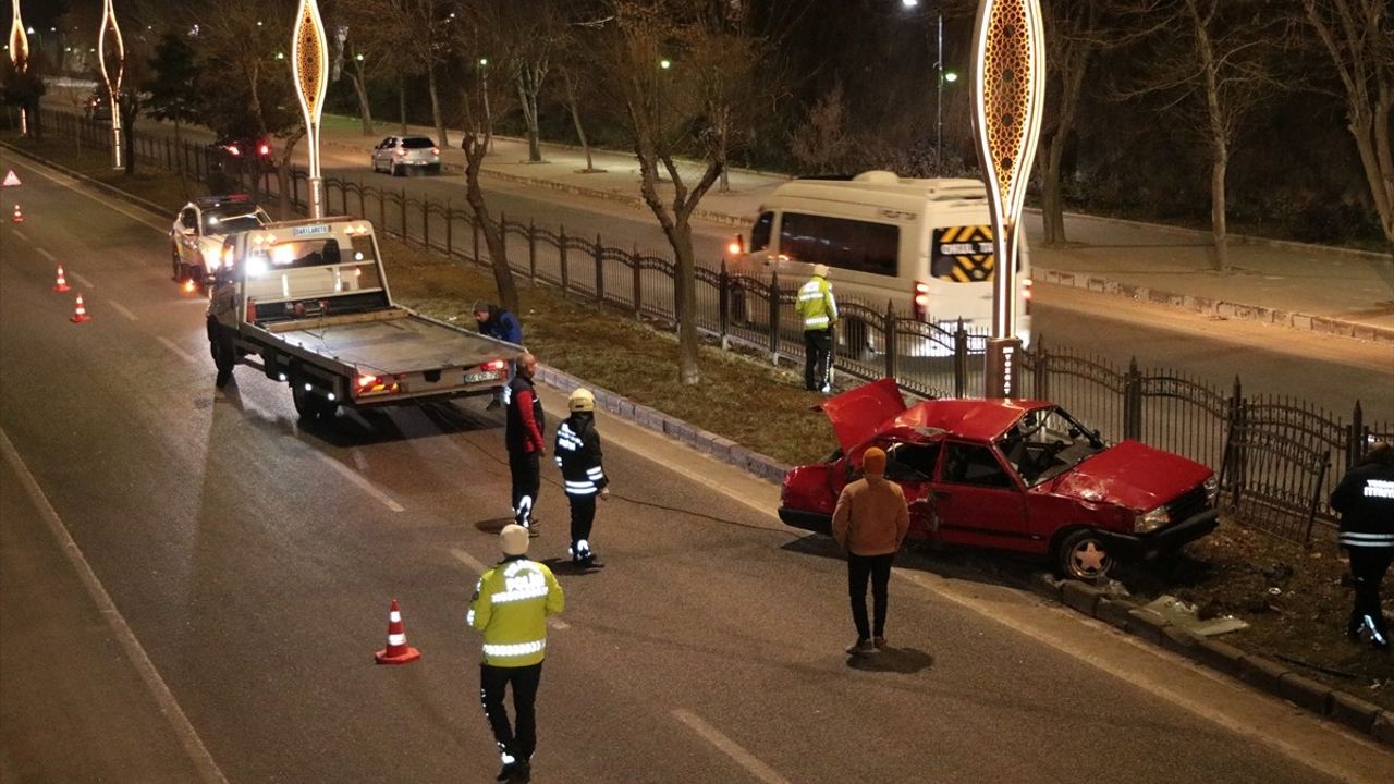 Yozgat'ta Üst Geçide Çarpan Otomobilde 4 Yaralı