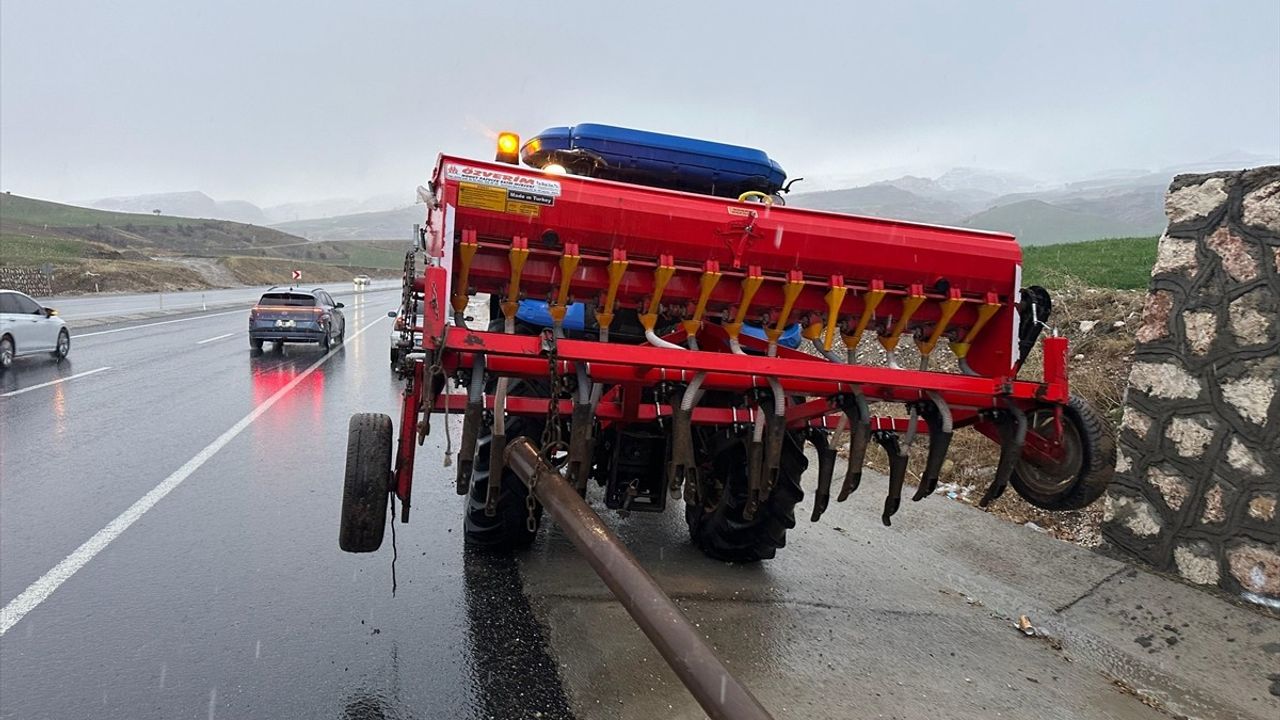 Adıyaman'da Otomobil ve Traktör Çarpıştı: 5 Yaralı