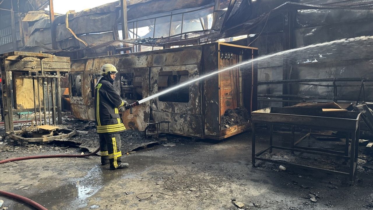 Afyonkarahisar'daki Orman Ürünleri Fabrikasında Yangın Sonrası Soğutma Çalışmaları Devam Ediyor