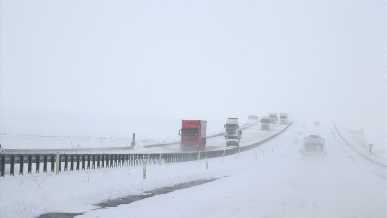 Ağrı'da Hastaya Paletli Ambulansla Ulaşım Sağlandı