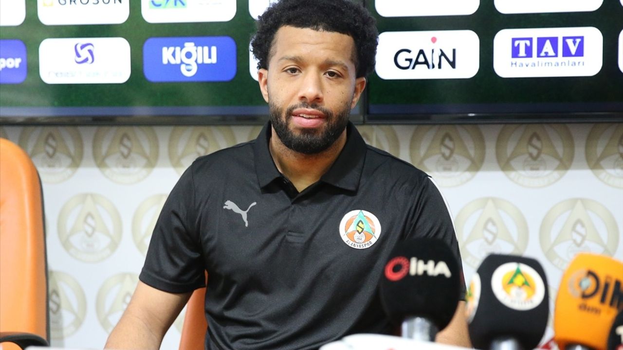 Alanyaspor'un Yeni Transferleri İçin İmza Töreni Düzenlendi