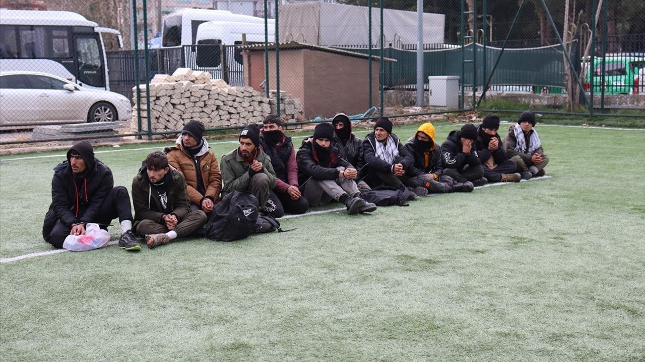 Amasya'da Düzensiz Göçmen Olayı: Tır Dorse Dolu Göçmenle Durduruldu