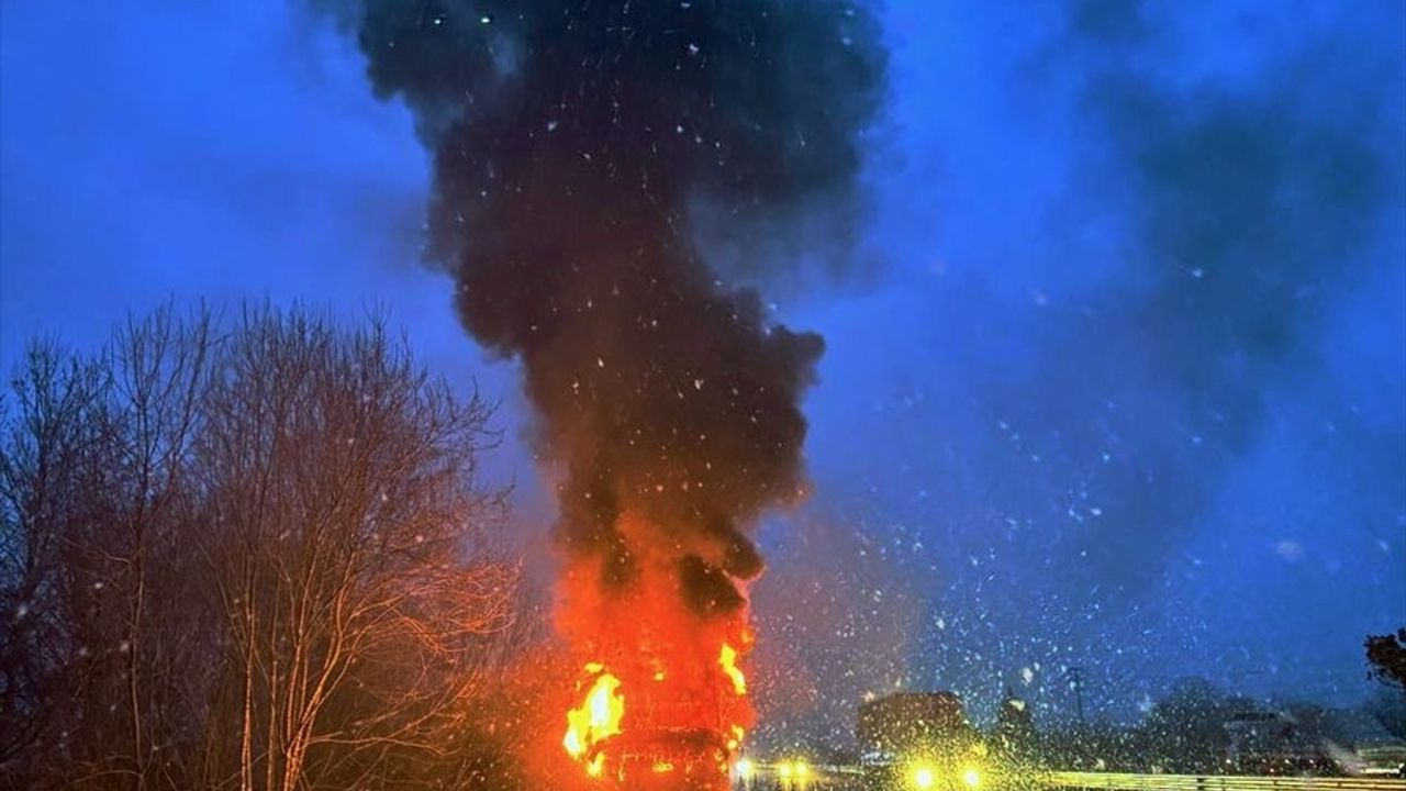 Anadolu Otoyolu'nda Seyir Halindeki Tır Yandı