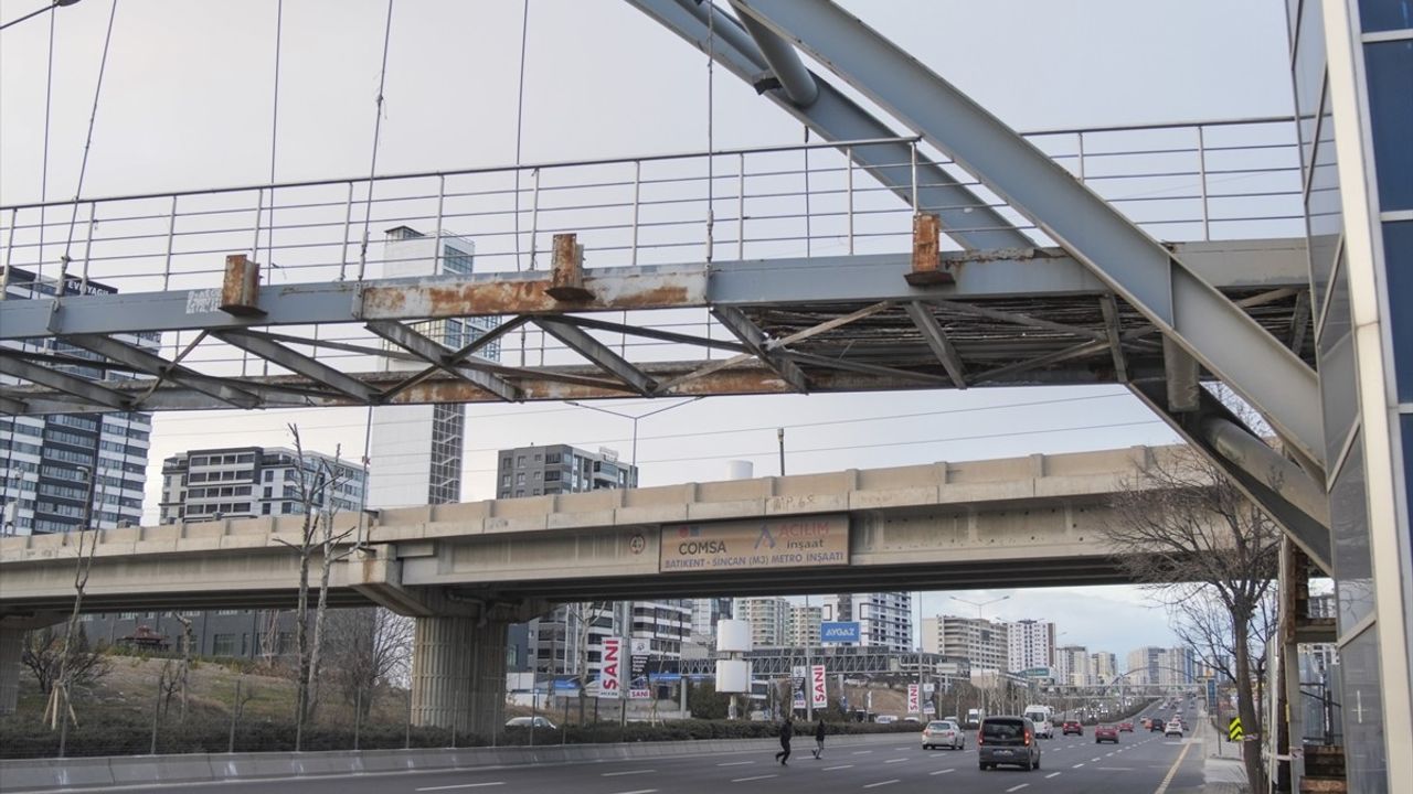 Ankara'daki Üst Geçit Onarımı Vatandaşları Zorluyor