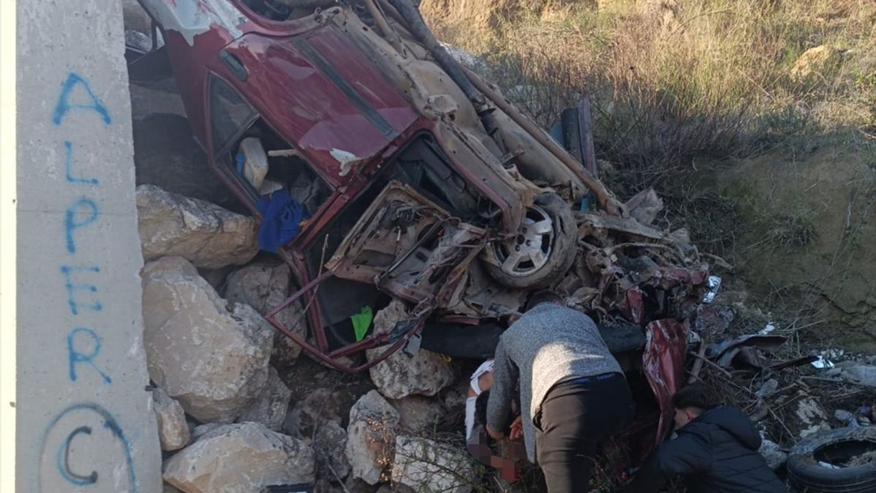 Antalya'da İstinad Duvarına Çarpan Otomobilin Sürücüsü Ağır Yaralandı