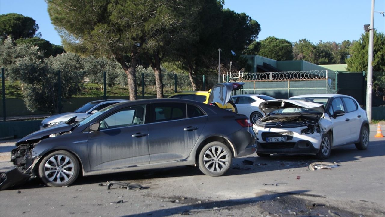 Antalya'da Midibüs ve İki Otomobilin Karıştığı Kaza: 2 Yaralı