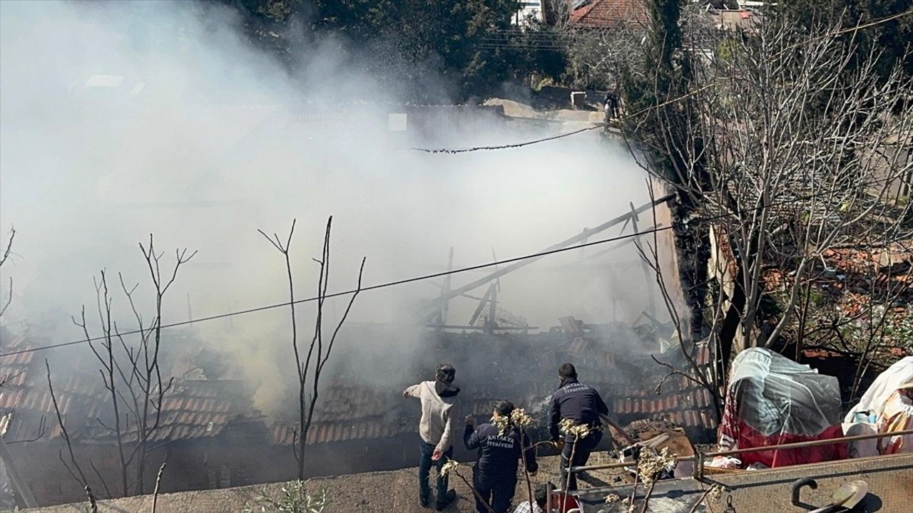 Antalya'da Müstakil Evde Yangın Çıktı