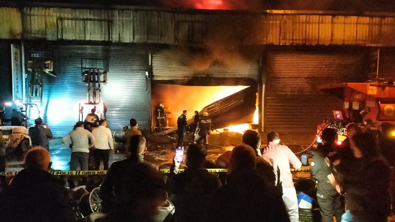 Antalya'daki Sanayi Sitesinde Yangın: 3 İş Yeri Zarar Gördü