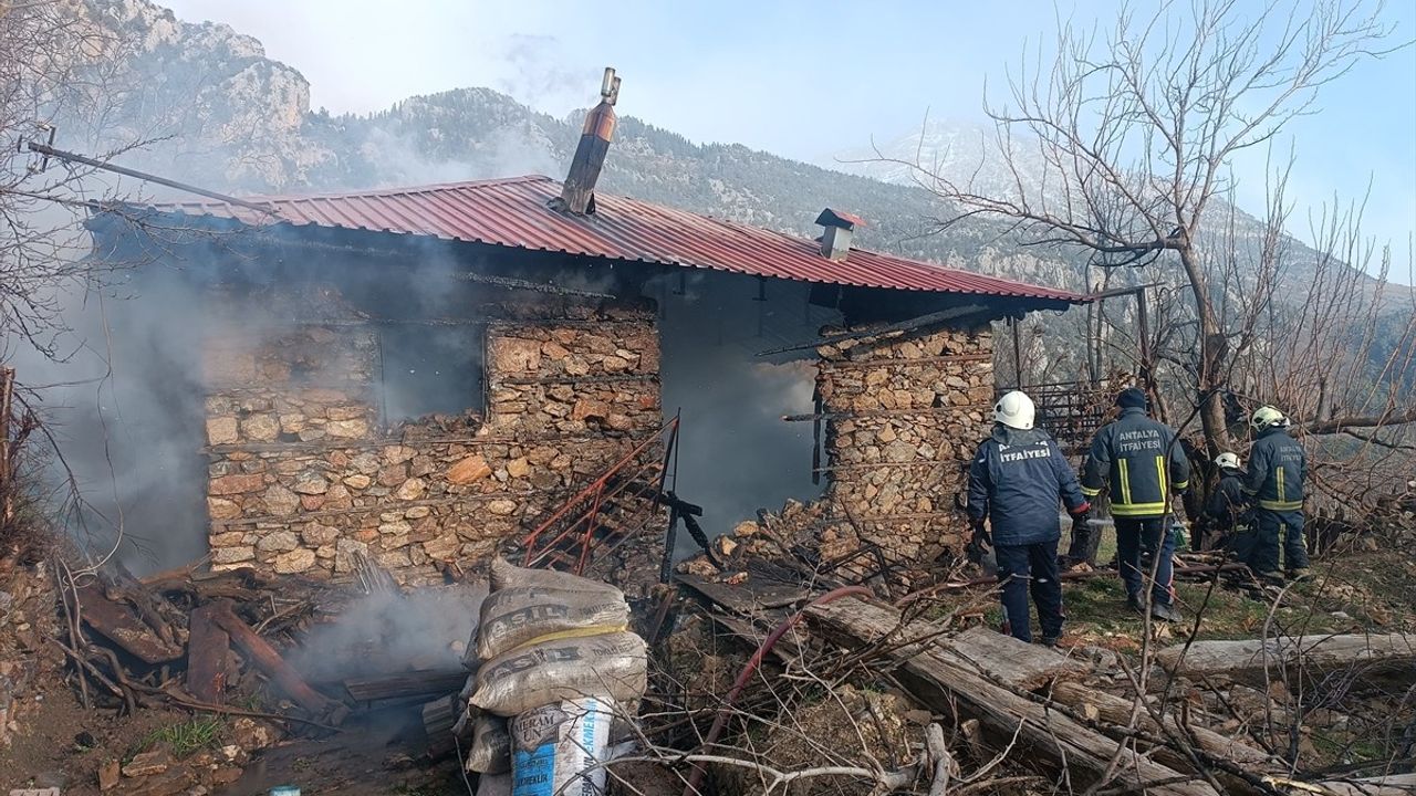 Antalya Gündoğmuş'ta Müstakil Evde Çıkan Yangın Kontrol Altına Alındı