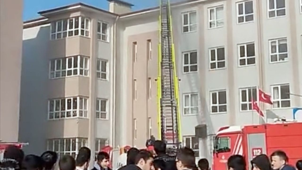 Arnavutköy'de Okul Binasında Yangın - Hızla Önlem Alındı