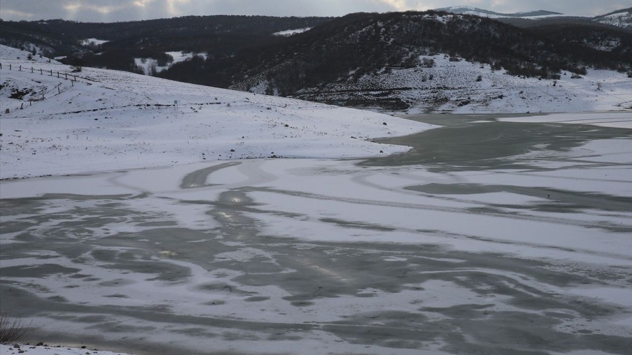 Artova Göleti'nin Yüzeyi Buzla Kaplandı
