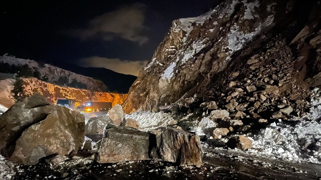 Artvin-Ardahan Karayolunda Heyelan: Ulaşım Kontrollü Sağlanıyor