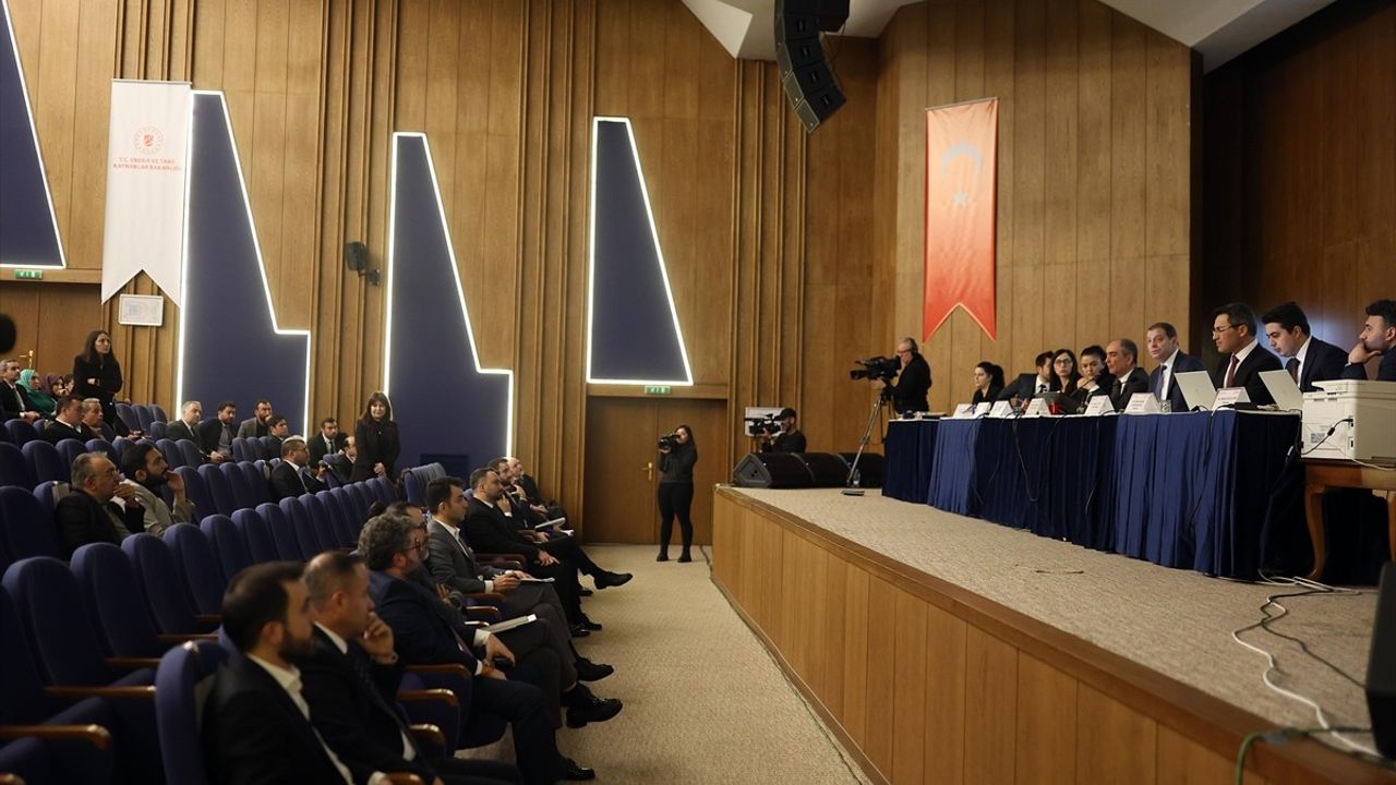 Bakan Bayraktar'dan YEKA-GES 2024 Yarışmaları Açıklamaları