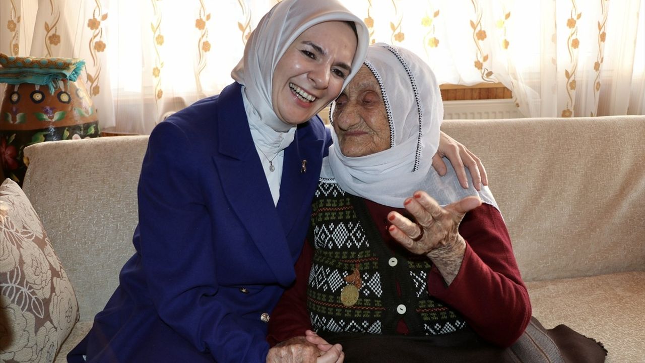 Bakan Göktaş, 113 Yaşındaki Güllü Nineyi Ziyaret Etti