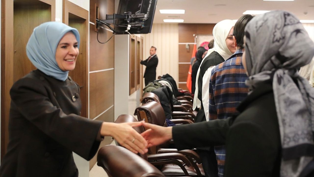 Bakan Göktaş, Öğrencilerle 'Kılavuz Gemisi' Programında Bir Araya Geldi