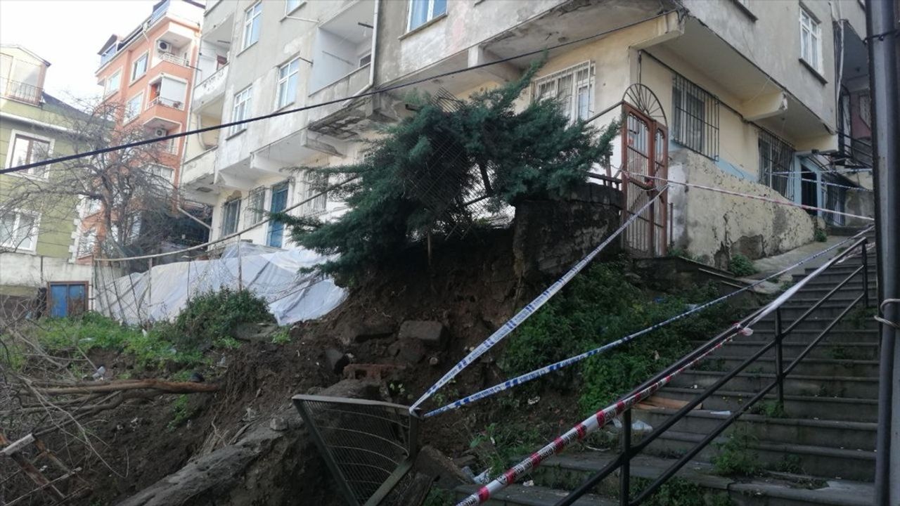 Beyoğlu'nda İstinat Duvarı Çöktü: Hasar Tespit Çalışmaları Devam Ediyor