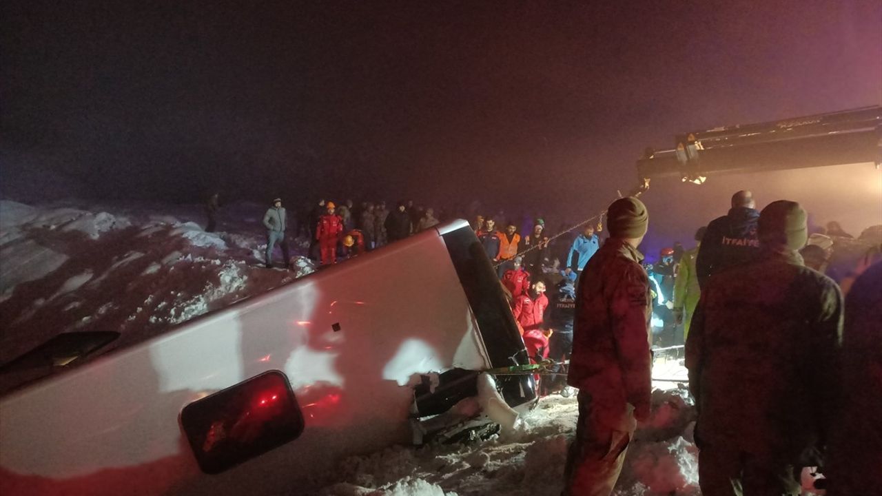 Bingöl'de Yolcu Otobüsü Devrildi: 4 Ölü, 32 Yaralı