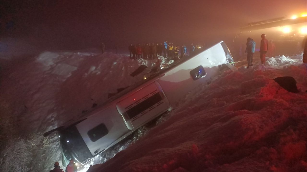 Bingöl'de Yolcu Otobüsü Devrildi: 5 Kişi Hayatını Kaybetti, 38 Yaralı