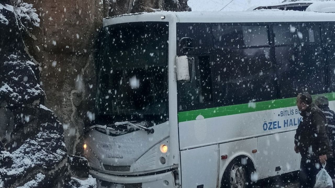 Bitlis'te Halk Otobüsü Kaza Yaptı