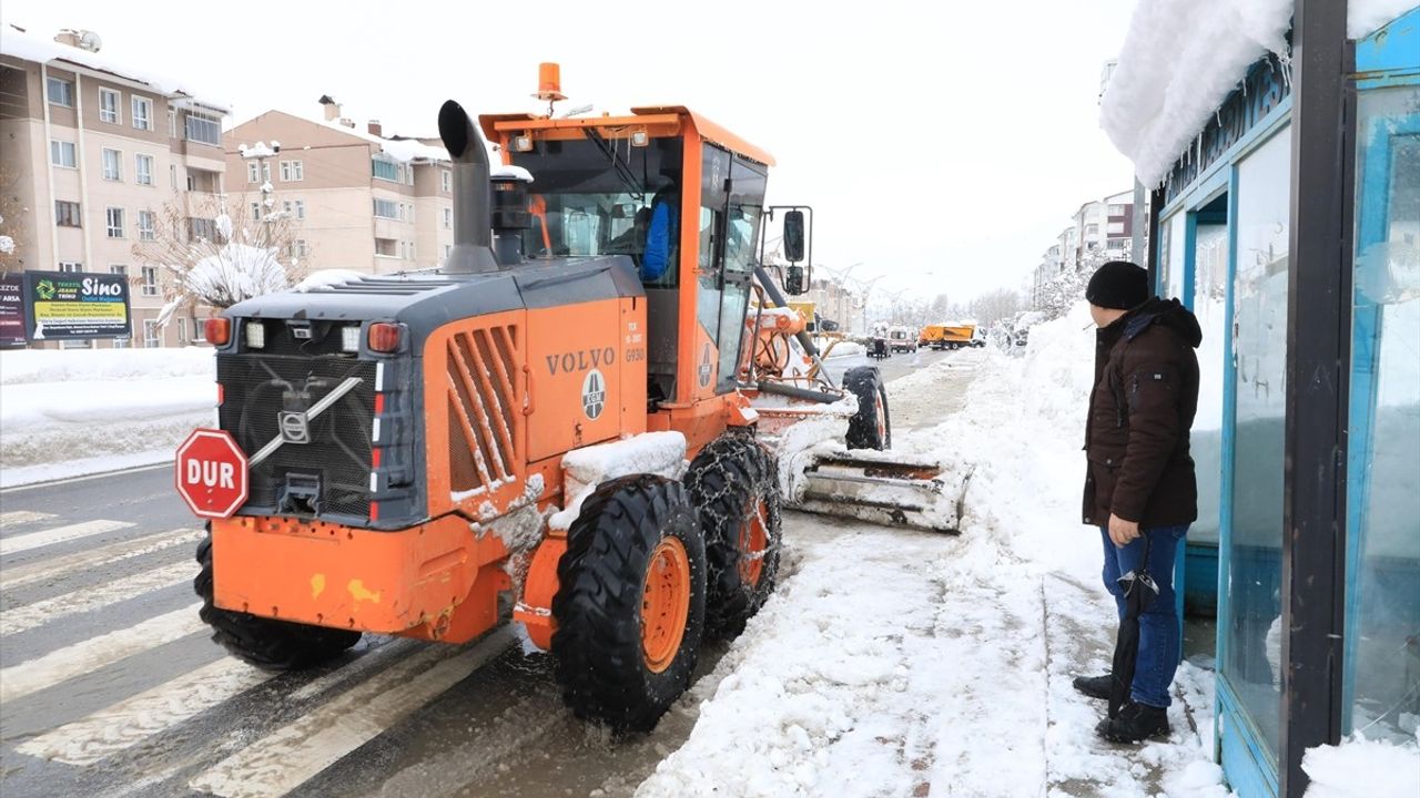 Bitlis'te Kar Yağışı Sonrası Yol Açma Çalışmaları Devam Ediyor