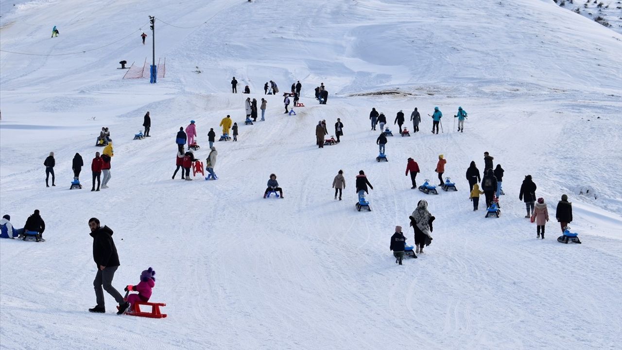 Bitlis'te Koruma Altındaki Çocuklara Kayak Etkinliği