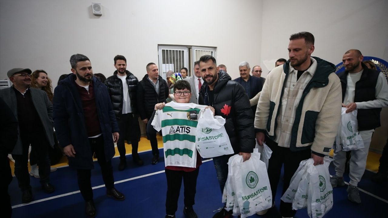 Bursaspor'dan Geleceğin Şampiyonlarına Forma Hediye