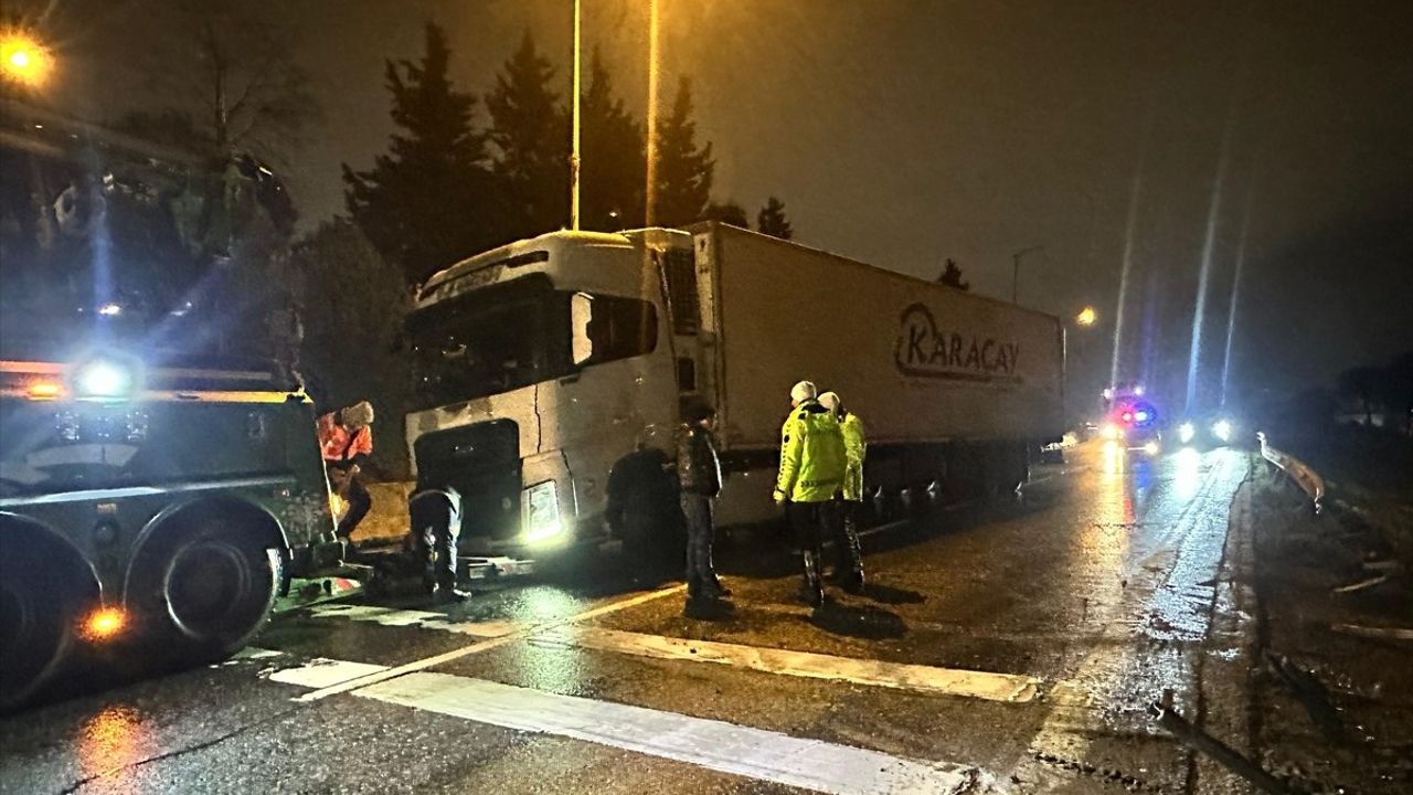 Büyükçekmece'de Tır Kazası Sonucu D-100 Kara Yolu Kapandı